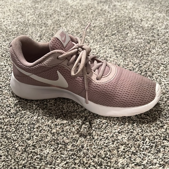 Nike Women’s Tanjun Shoes - Picture 6 of 9